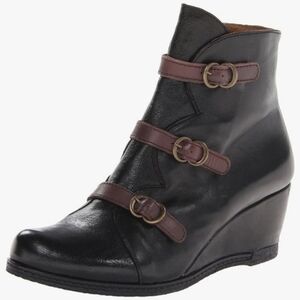 Eric Michael Lena Leather Black Brown Strappy Wedge Ankle Booties 7.5 Spain Chic